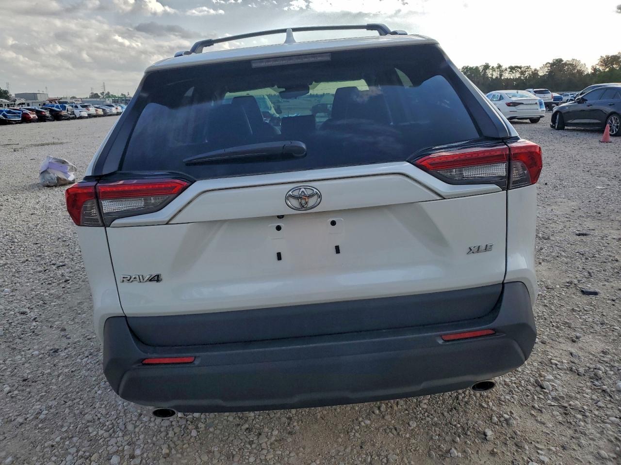 Toyota RAV4 Xle Premium Image 2