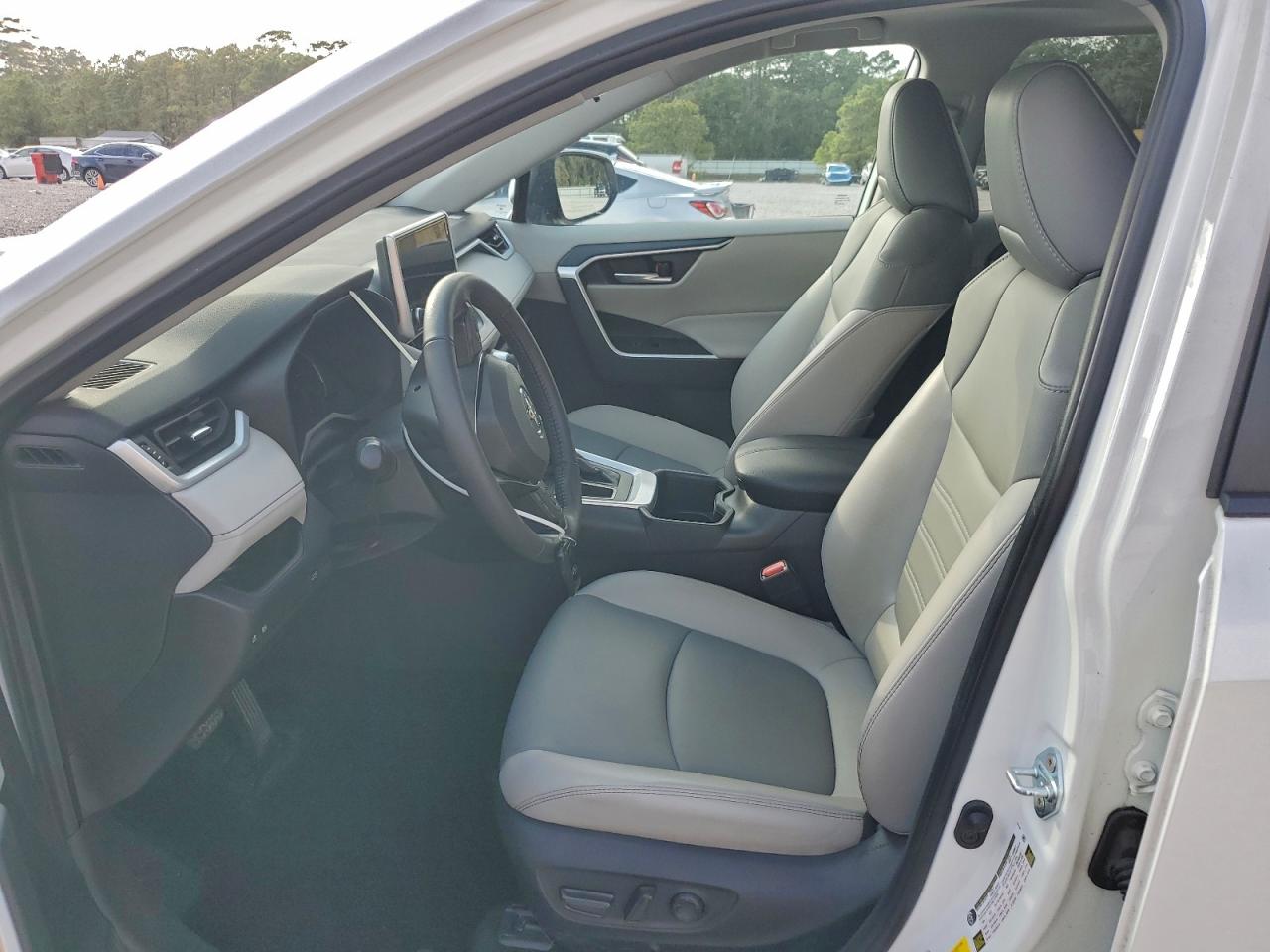 Toyota RAV4 Xle Premium Image 12