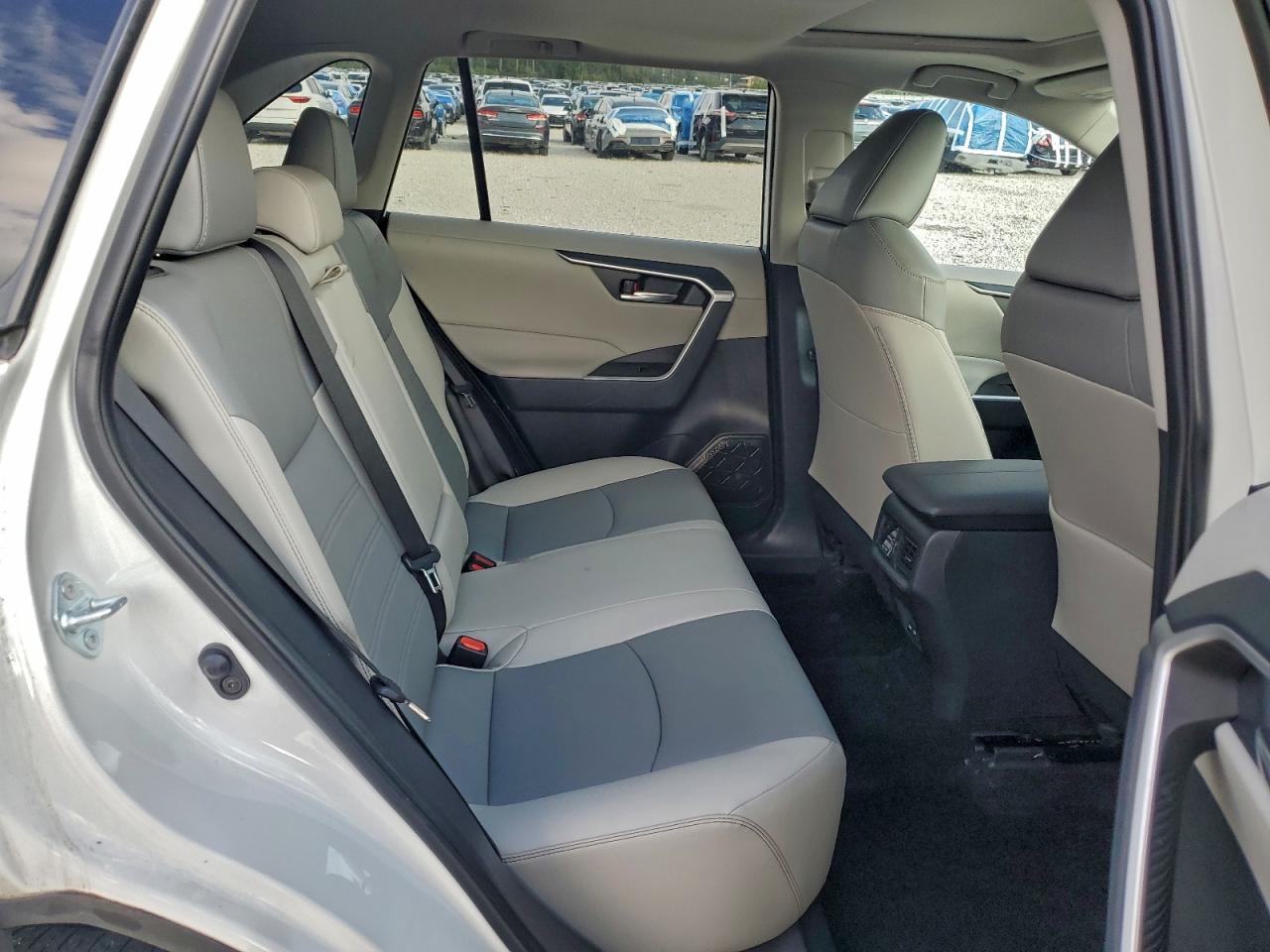 Toyota RAV4 Xle Premium Image 4