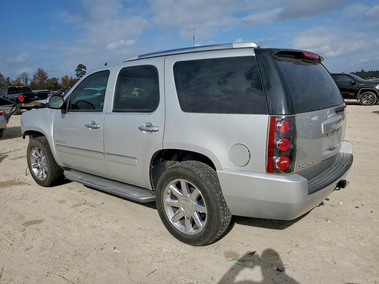 GMC Yukon Denali Image 8
