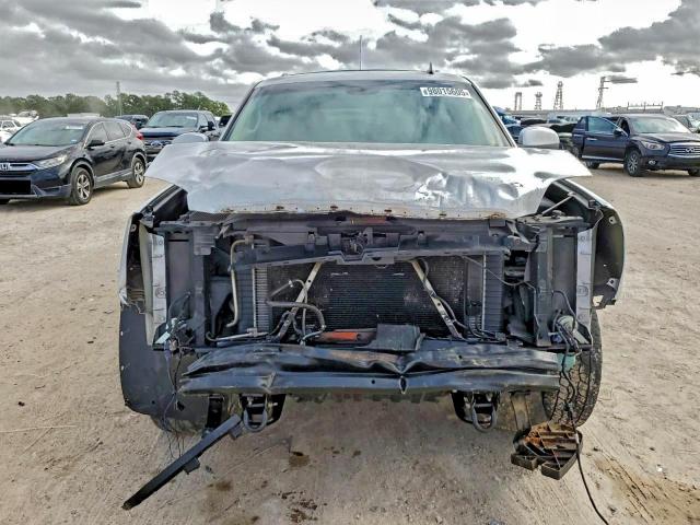 GMC Yukon Denali Image 6