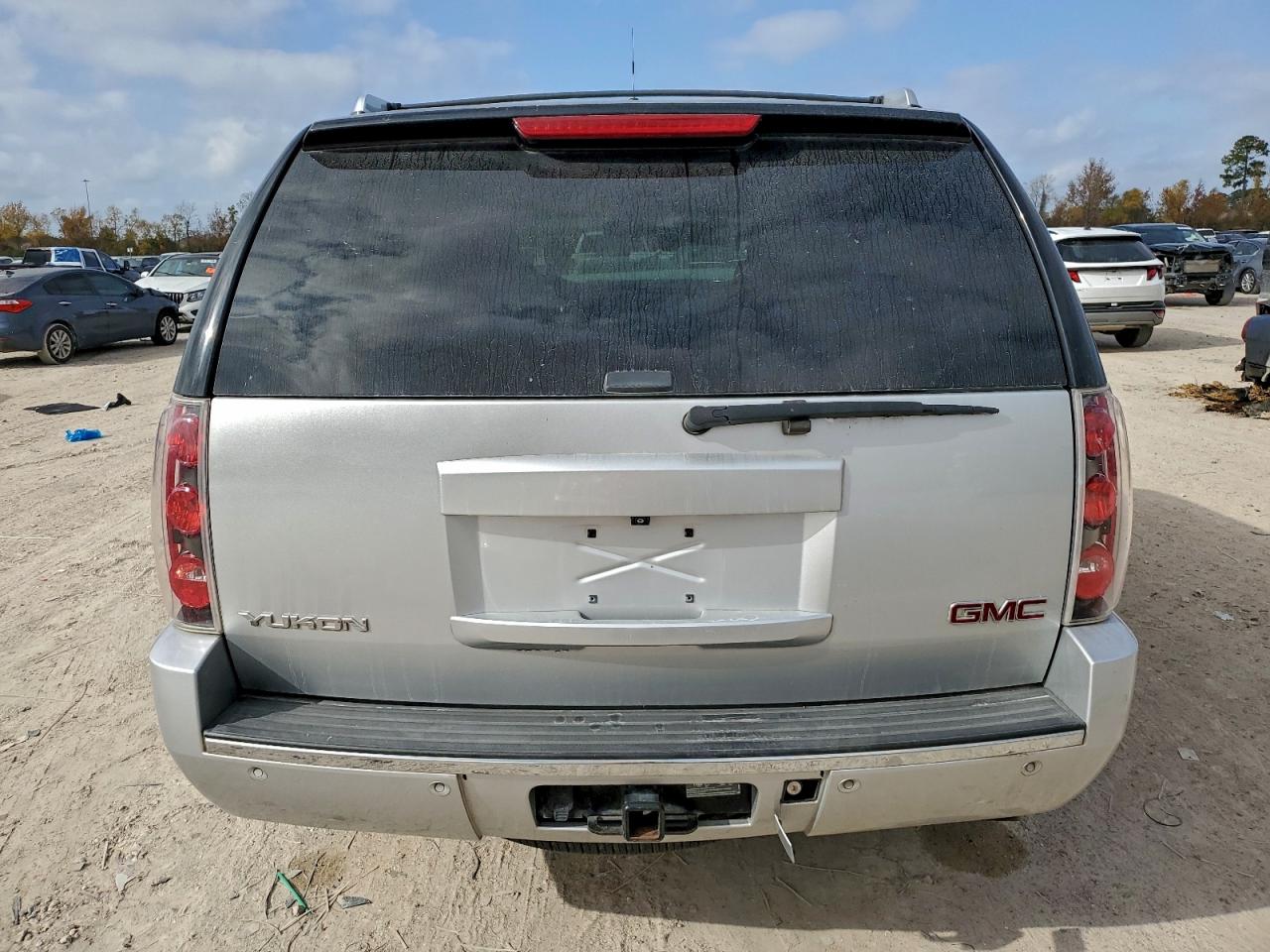GMC Yukon Denali Image 14