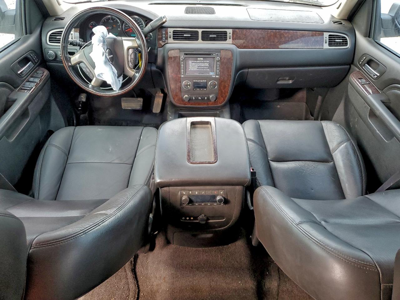 GMC Yukon Denali Image 11