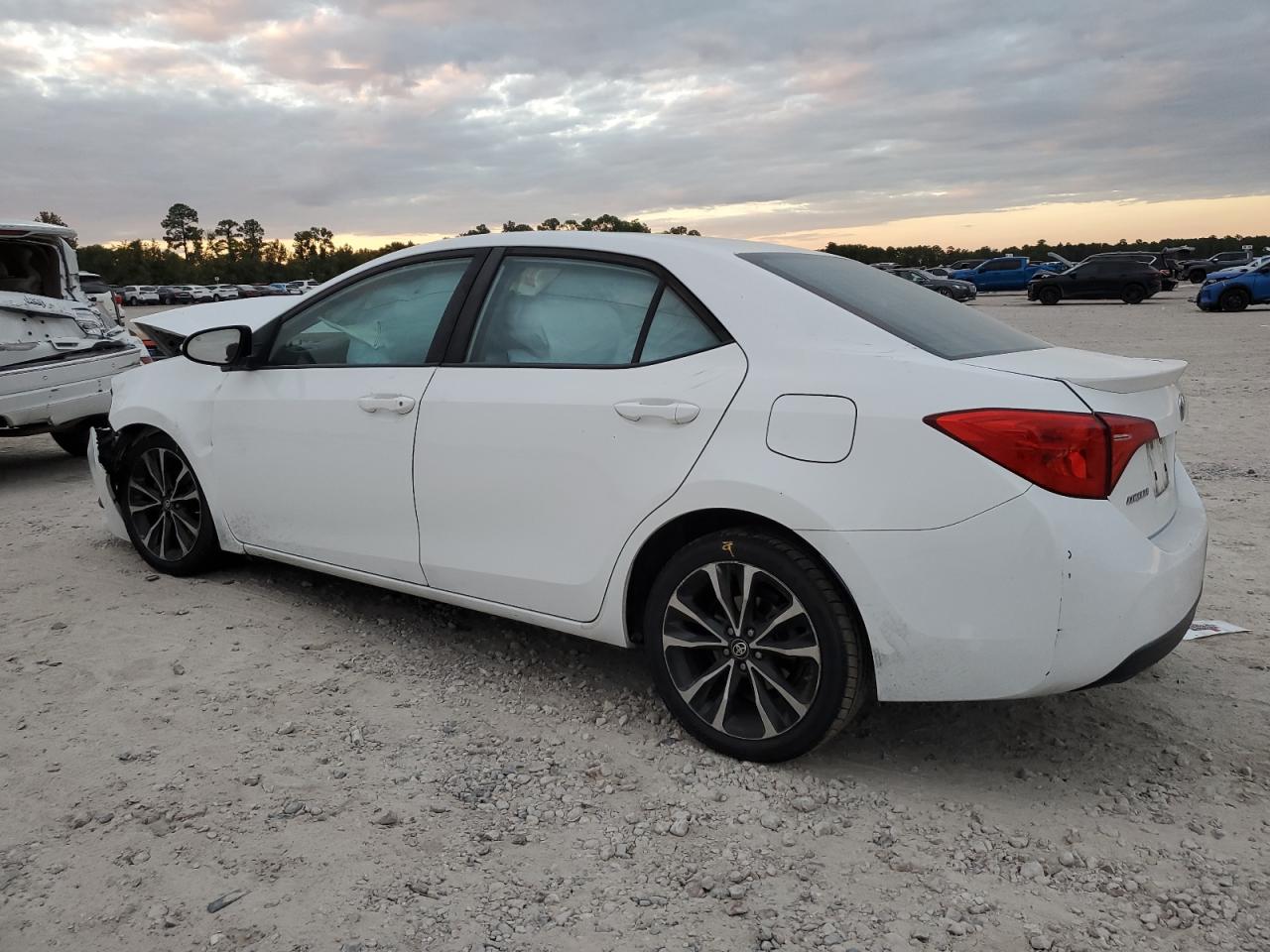 Toyota Corolla L Image 8