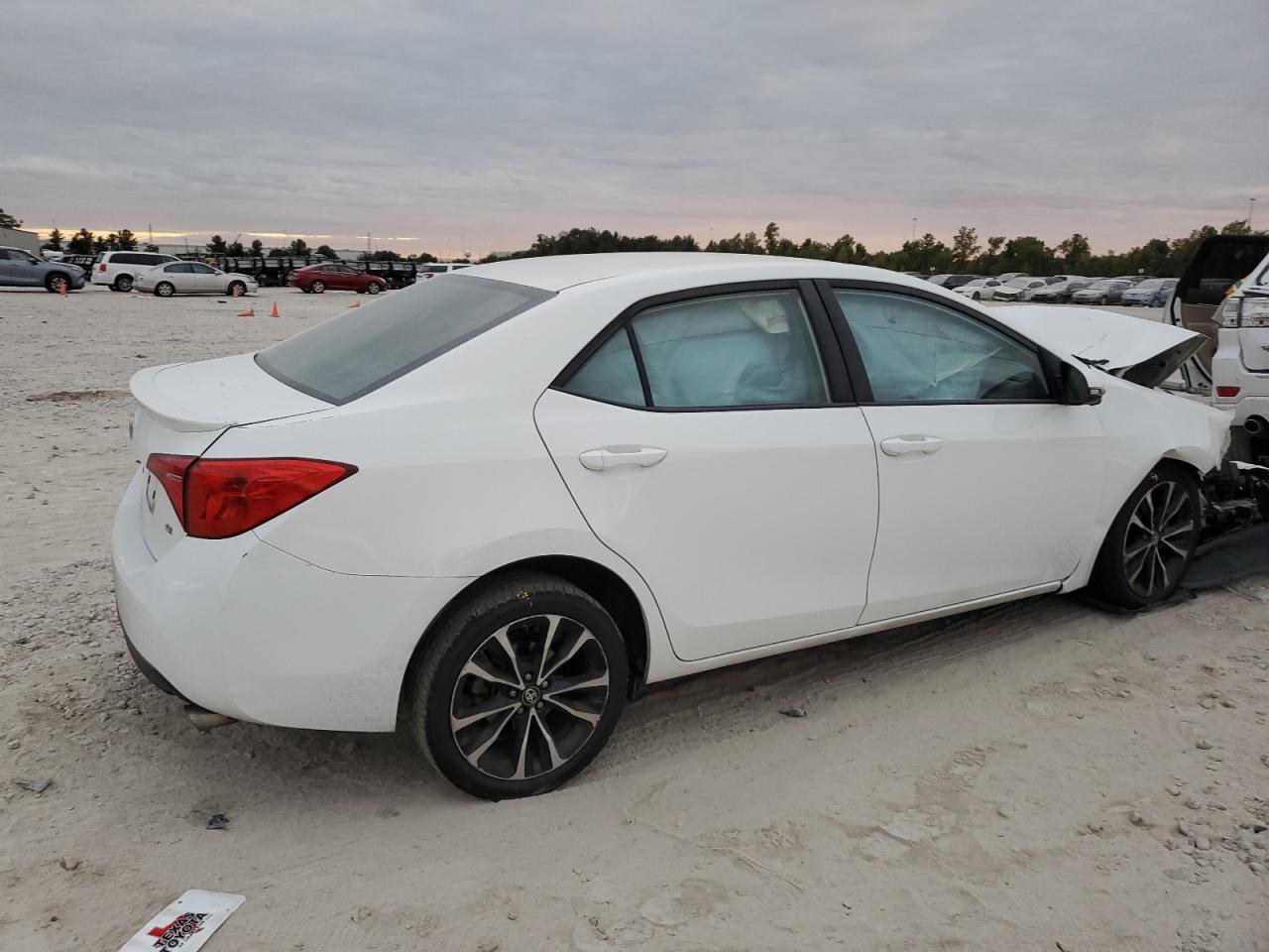 Toyota Corolla L Image 4