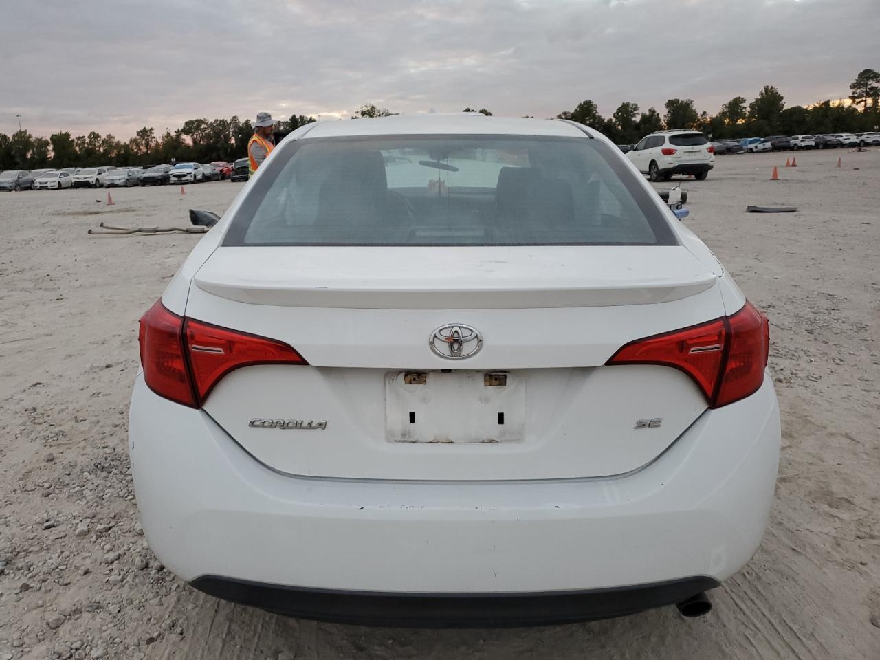 Toyota Corolla L Image 10