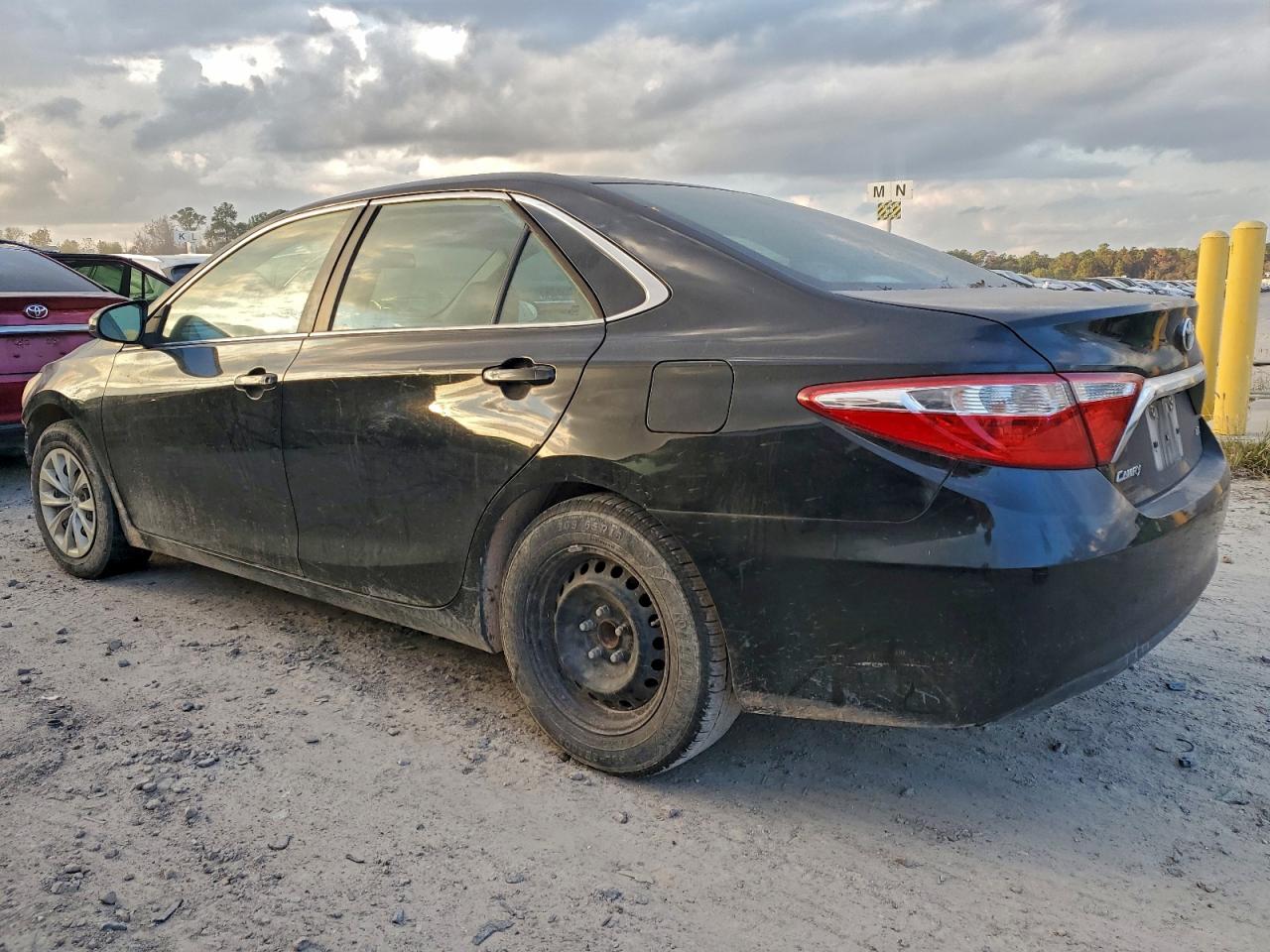 Toyota Camry Le Image 5