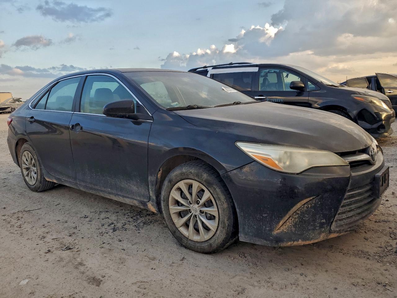 Toyota Camry Le Image 6