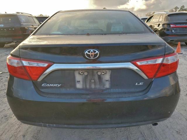 Toyota Camry Le Image 3