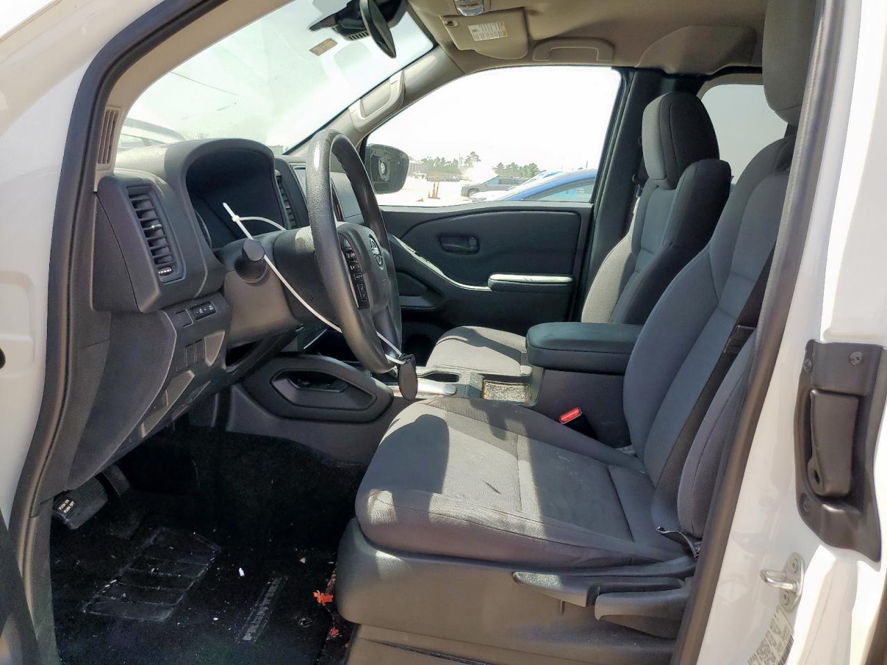 Nissan Frontier S Image 8