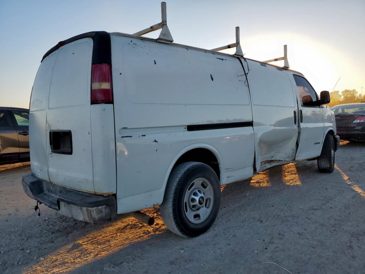 Chevrolet Express Image 3