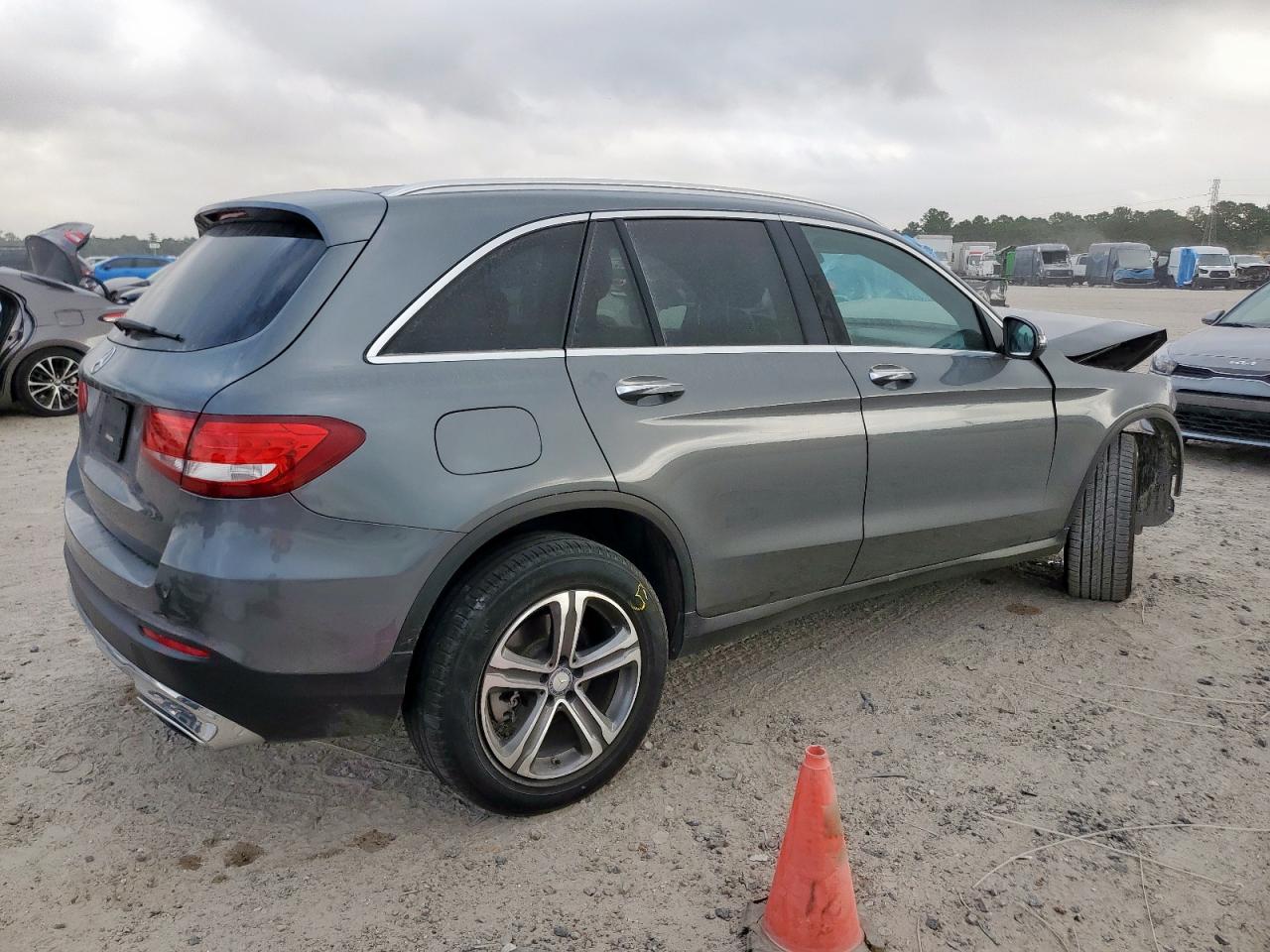 Mercedes-Benz GLC 300 Image 2