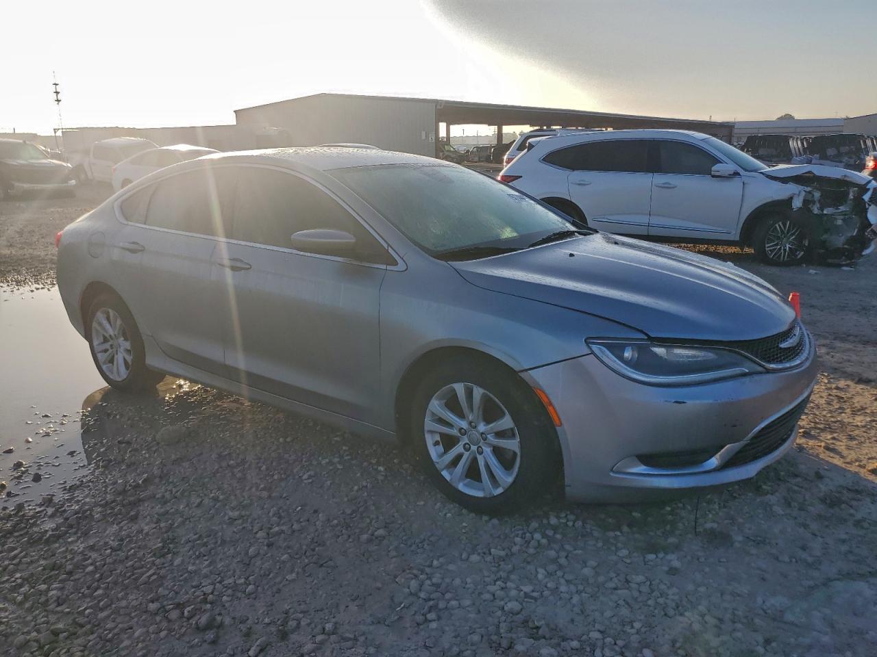 Chrysler 200 Limited Image 2