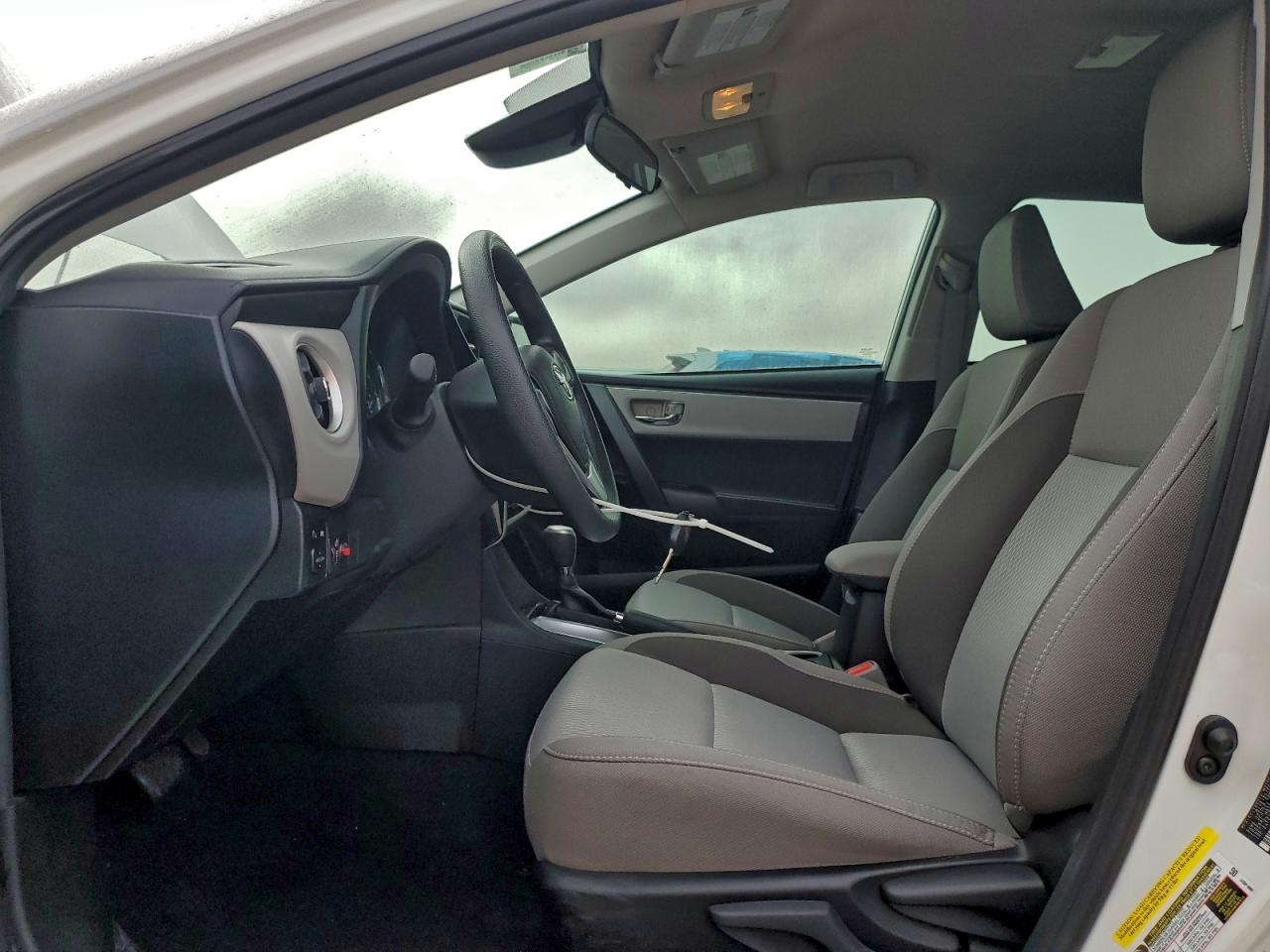 Toyota Corolla L Image 8