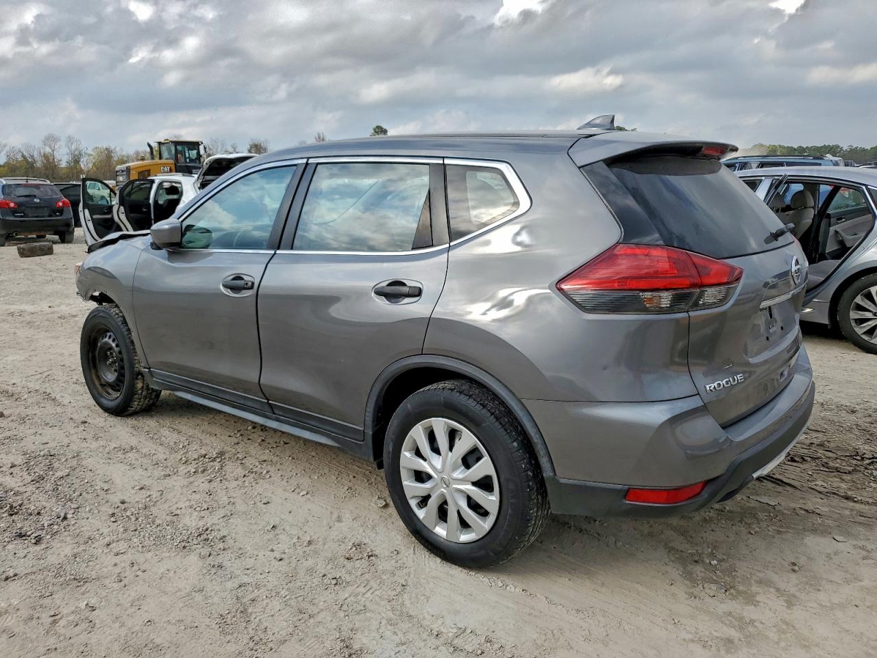 Nissan Rogue S Image 4