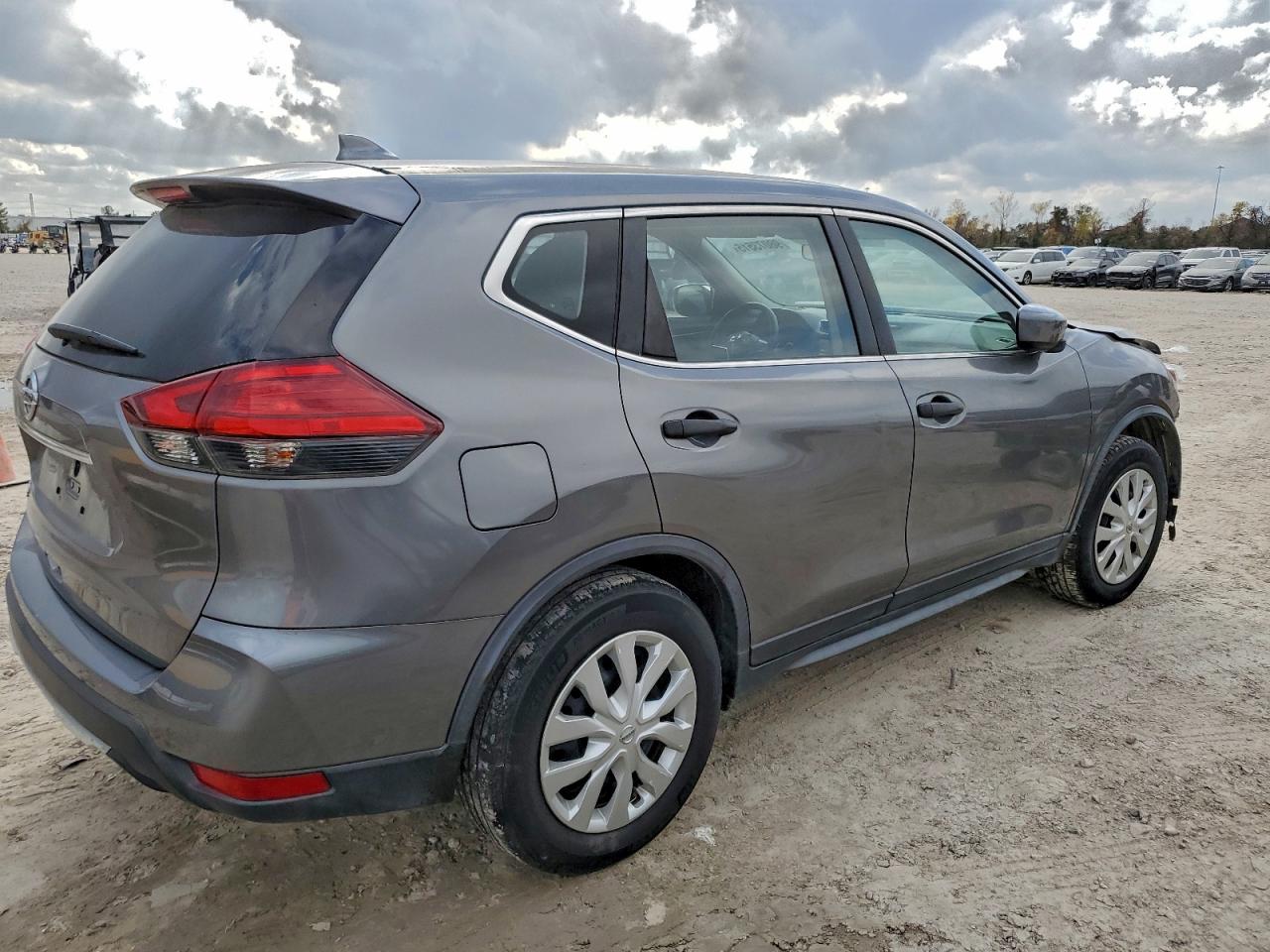 Nissan Rogue S Image 2