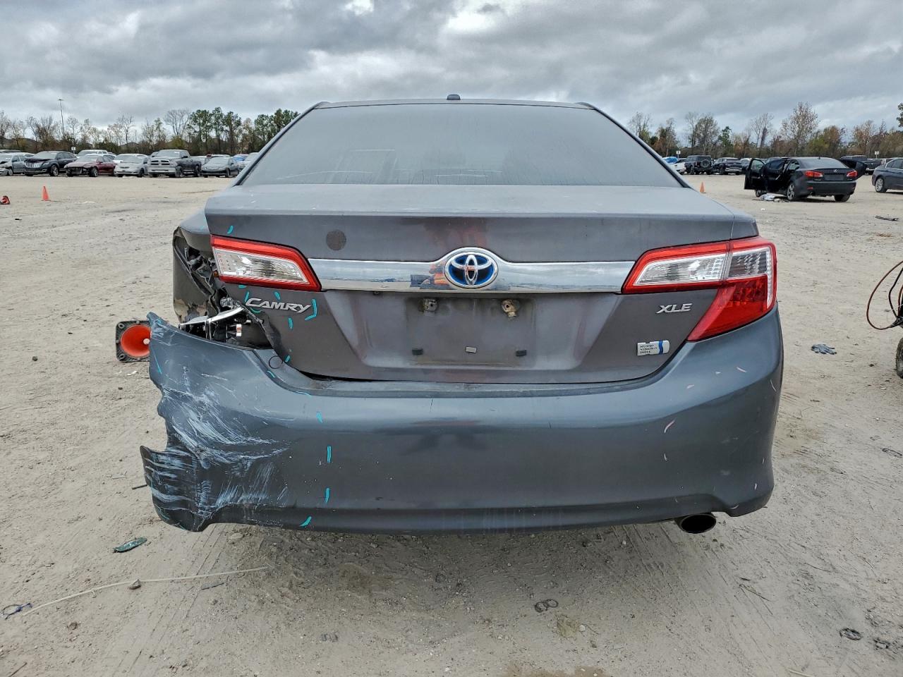 Toyota Camry Hybrid Image 3