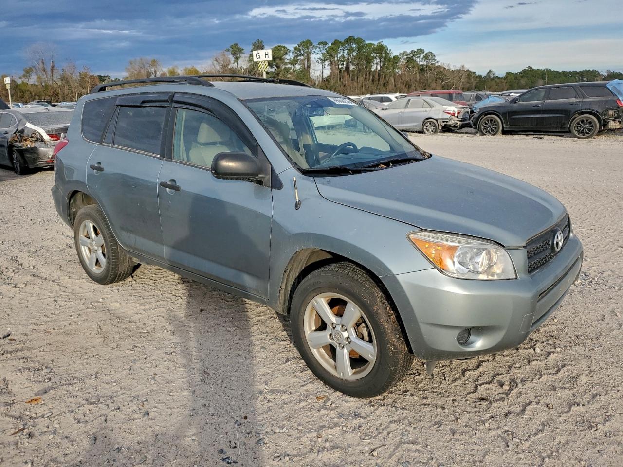 Toyota RAV4 Image 2