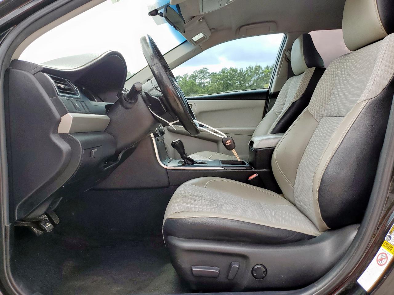 Toyota Camry Le Image 8