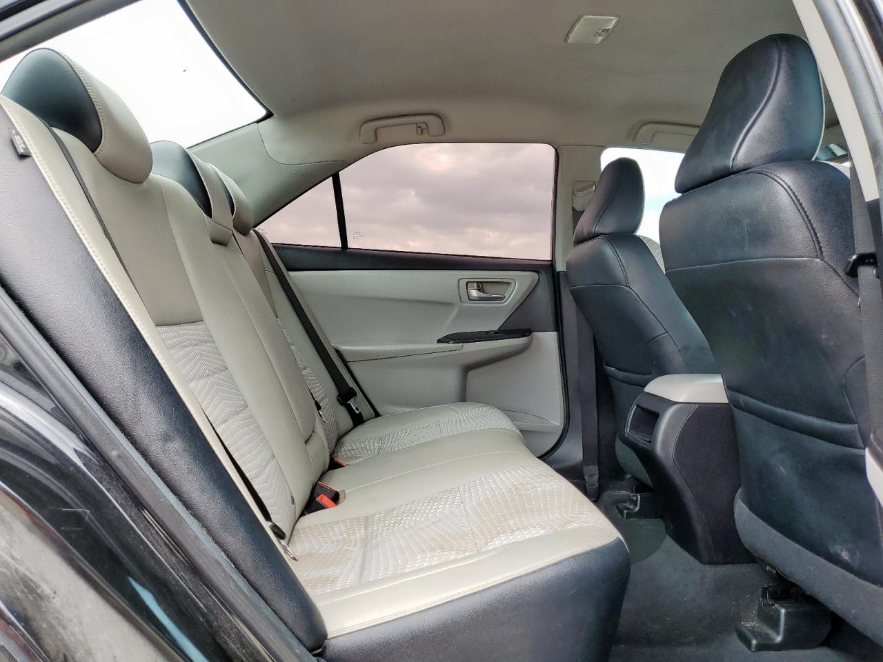 Toyota Camry Le Image 9