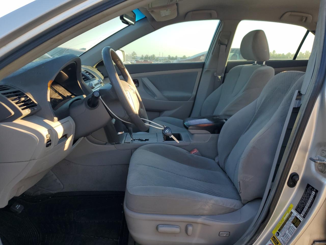 Toyota Camry Base Image 6