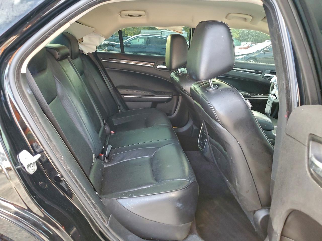 Chrysler 300 Limited Image 9