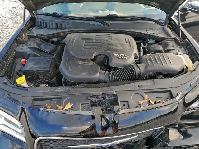 Chrysler 300 Limited Image 7