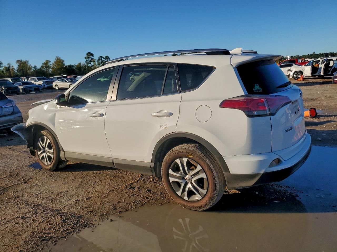 Toyota RAV4 Le Image 3