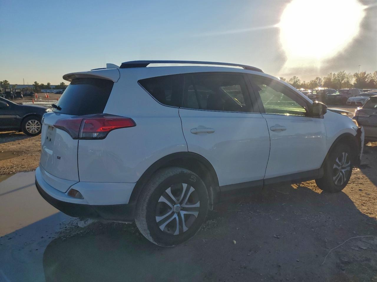 Toyota RAV4 Le Image 2