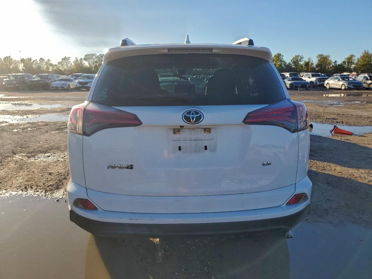 Toyota RAV4 Le Image 11