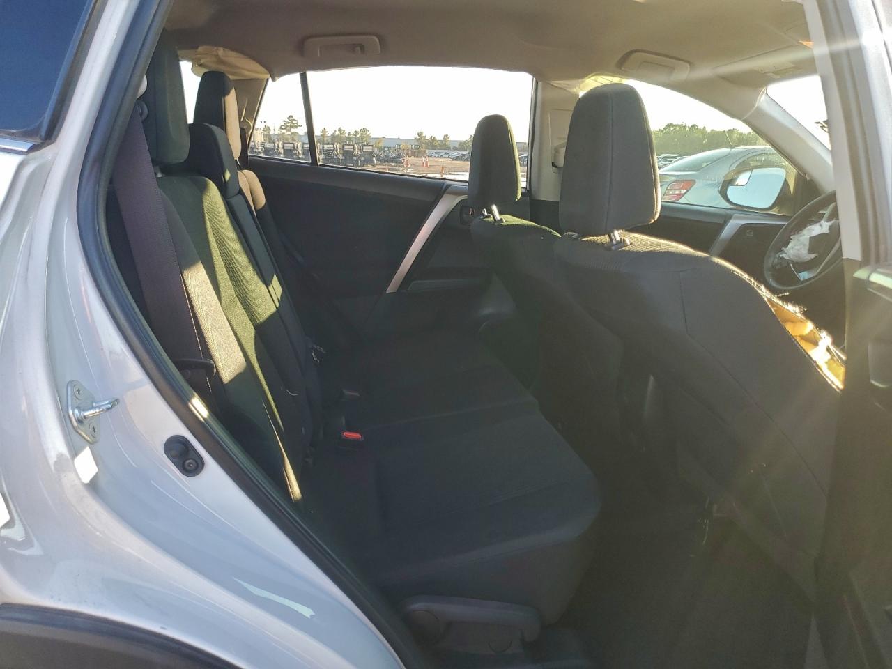 Toyota RAV4 Le Image 7