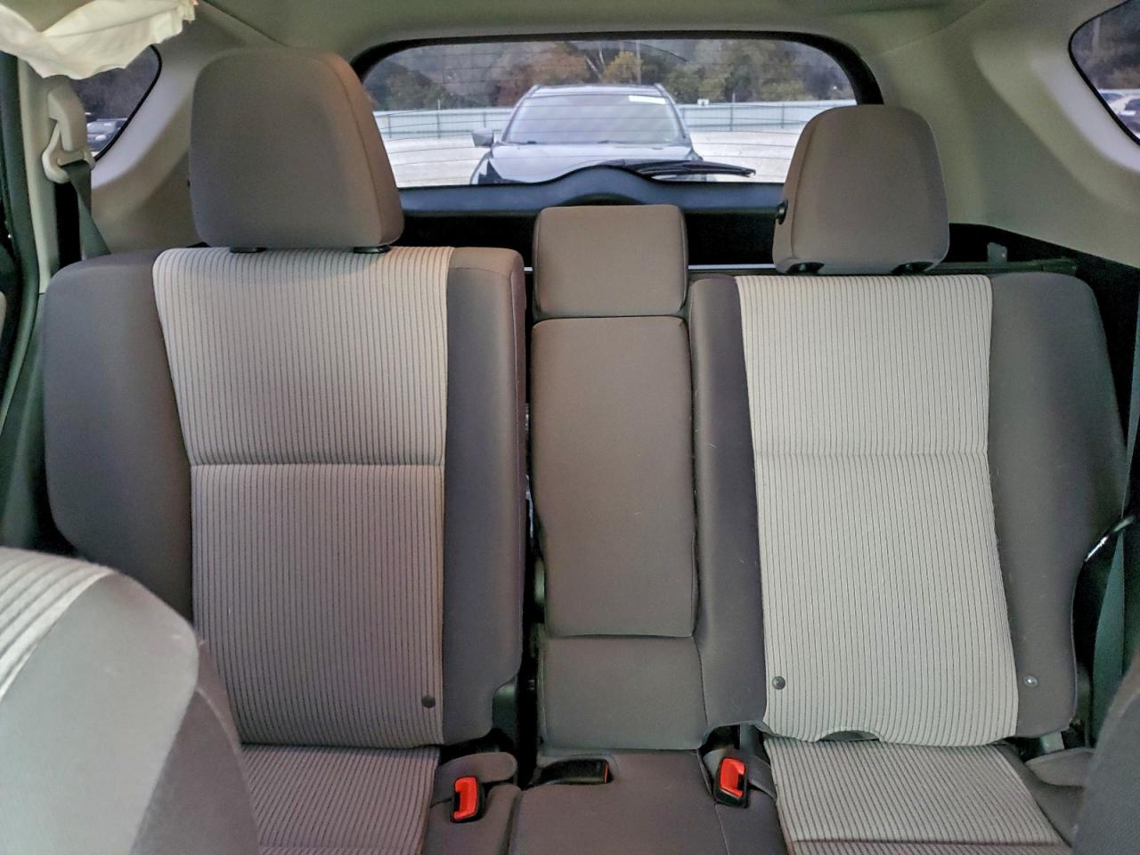 Toyota RAV4 Le Image 11