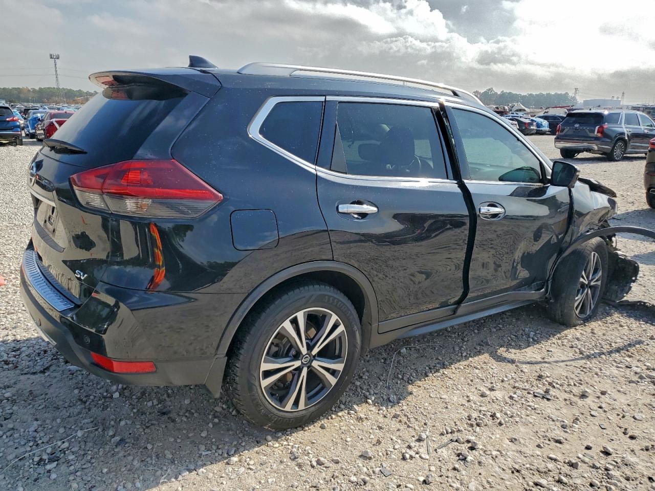 Nissan Rogue S Image 2