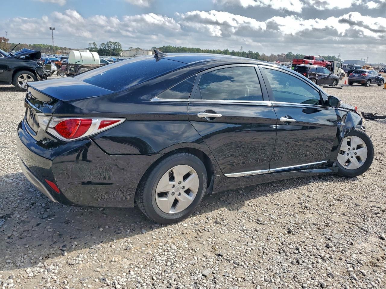 Hyundai SONATA Hybrid Image 2