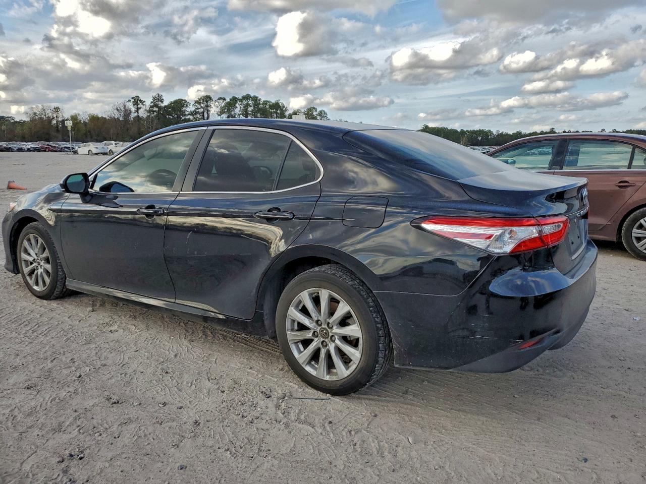Toyota Camry L Image 4