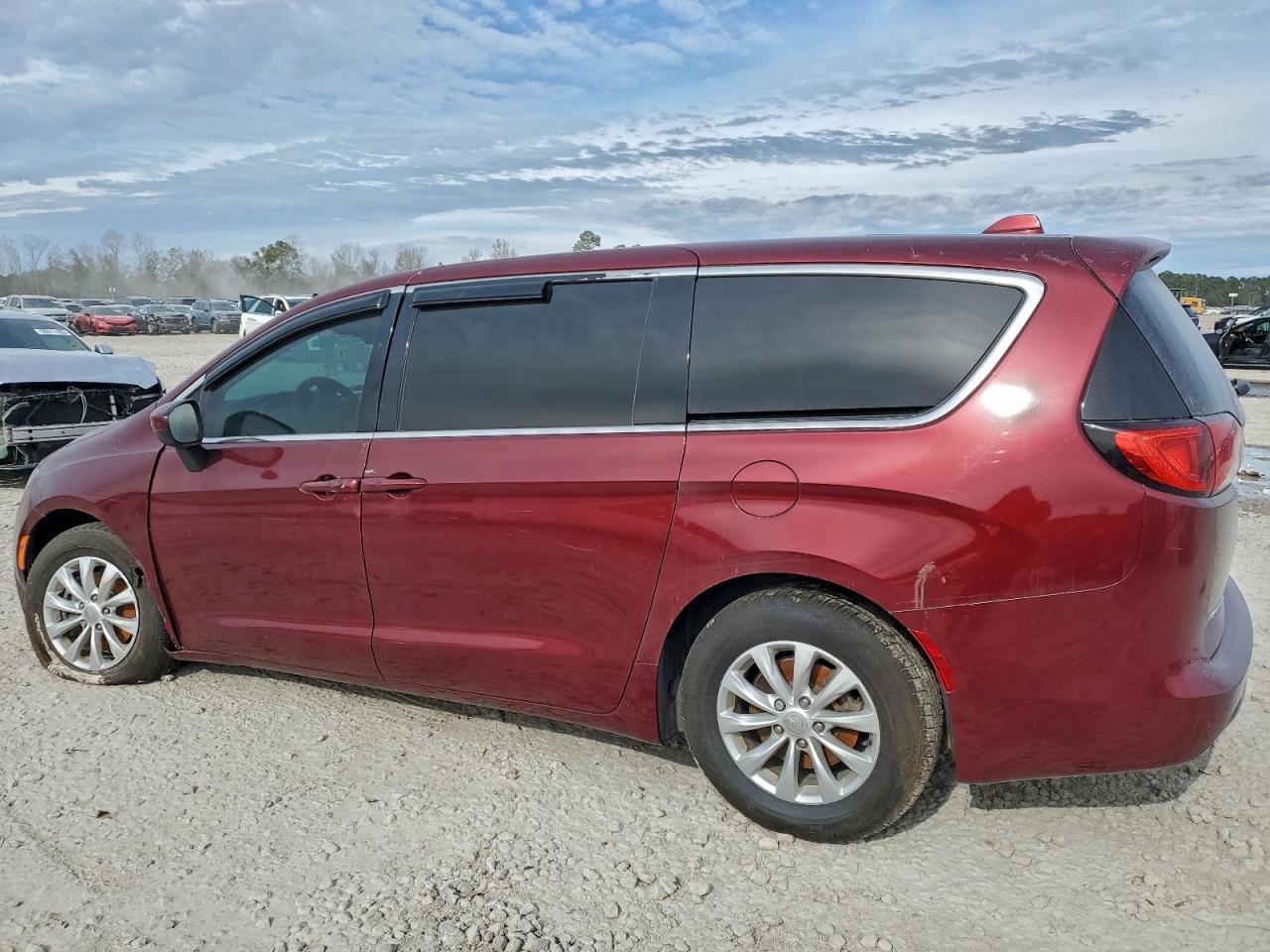 Chrysler Pacifica Touring Image 2