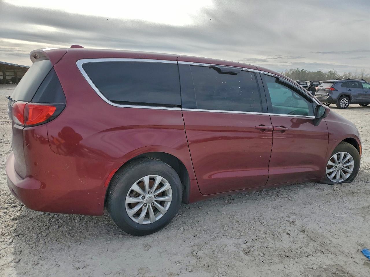 Chrysler Pacifica Touring Image 3