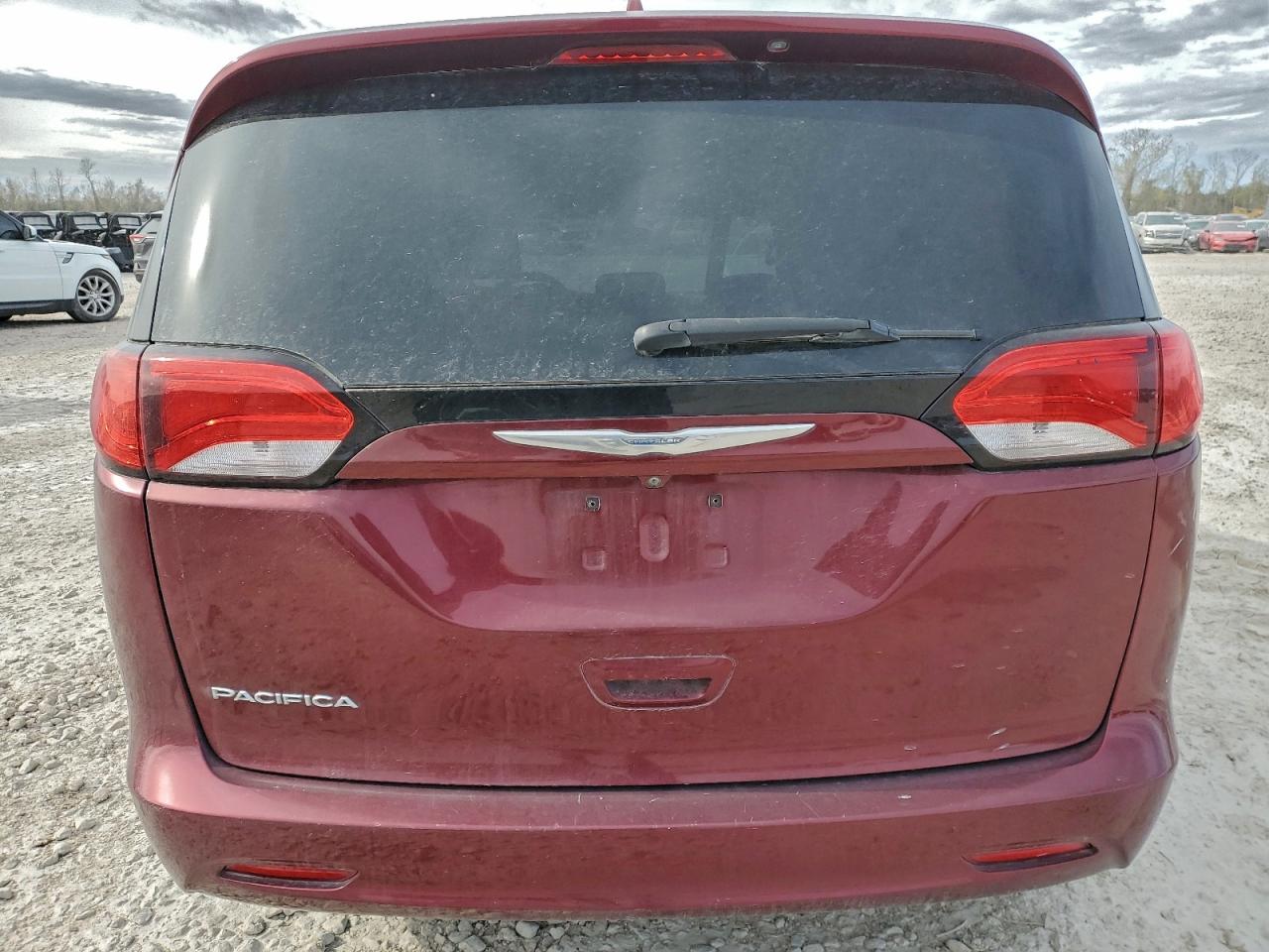 Chrysler Pacifica Touring Image 6