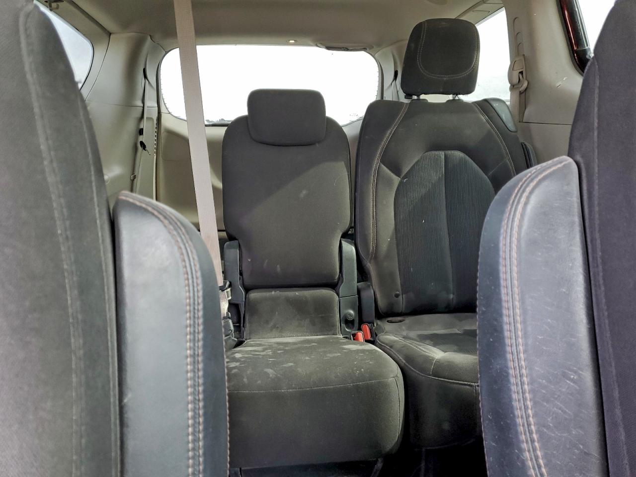 Chrysler Pacifica Touring Image 11