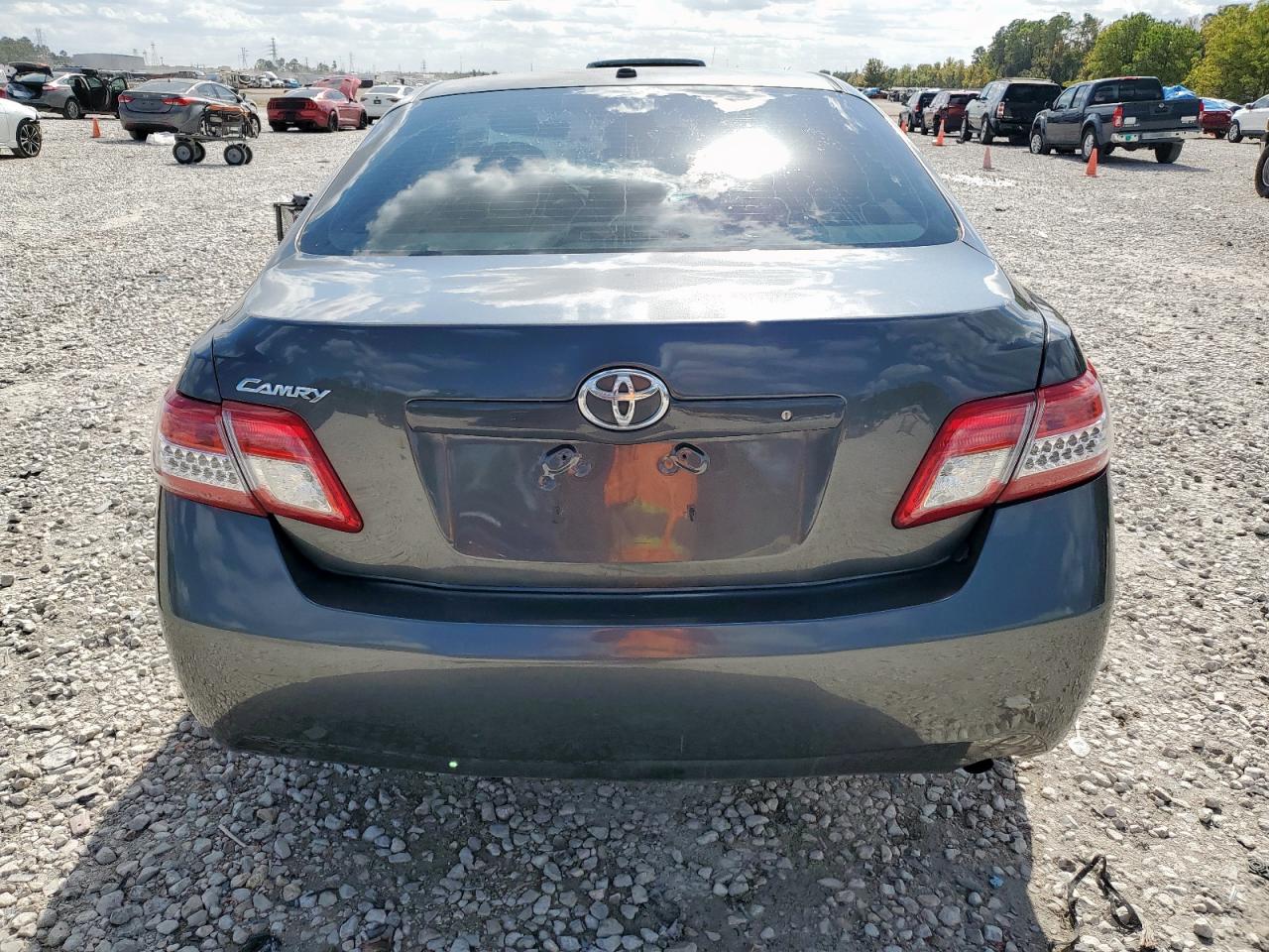 Toyota Camry Base Image 6