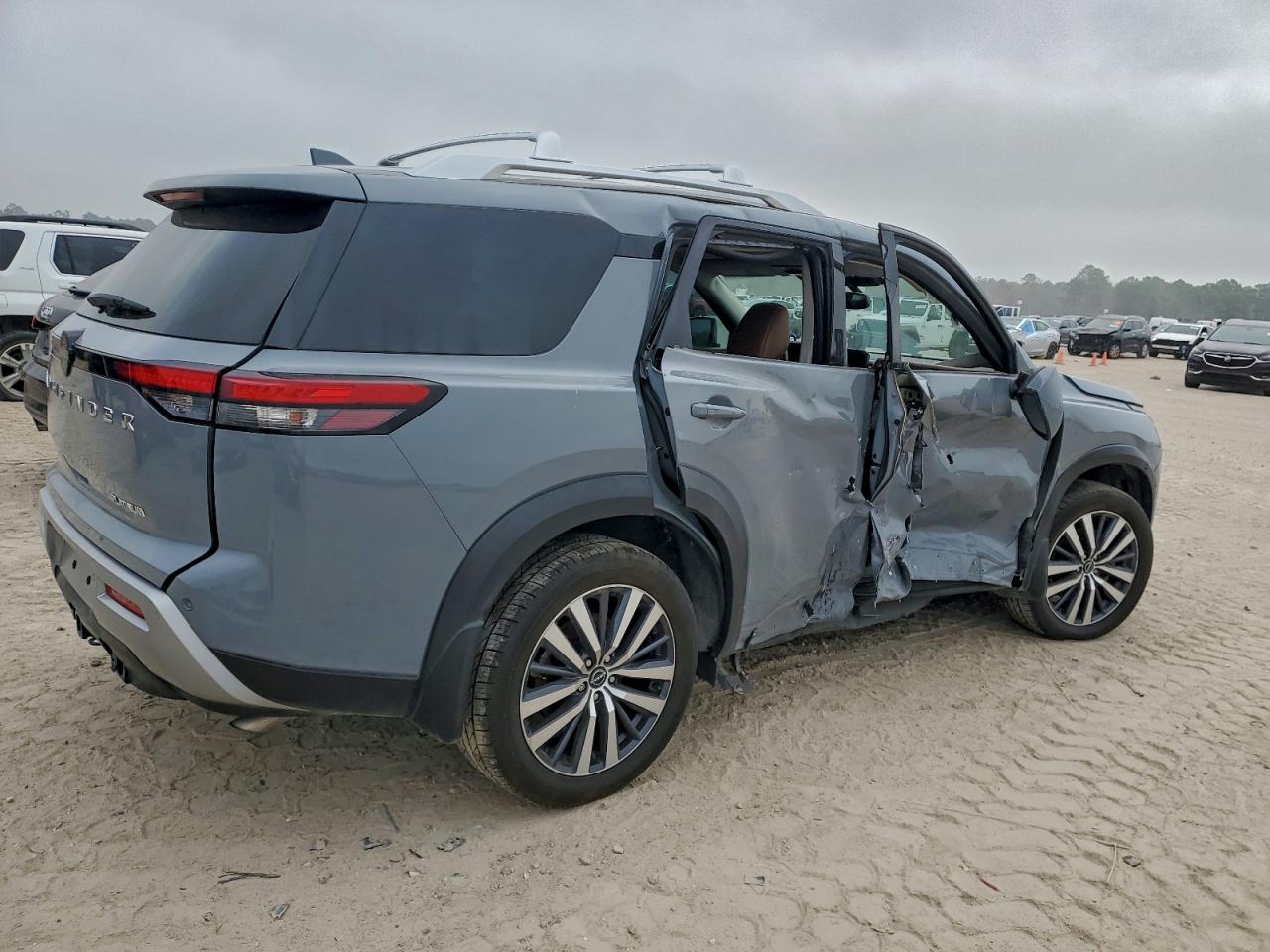 Nissan Pathfinder Platinum Image 4