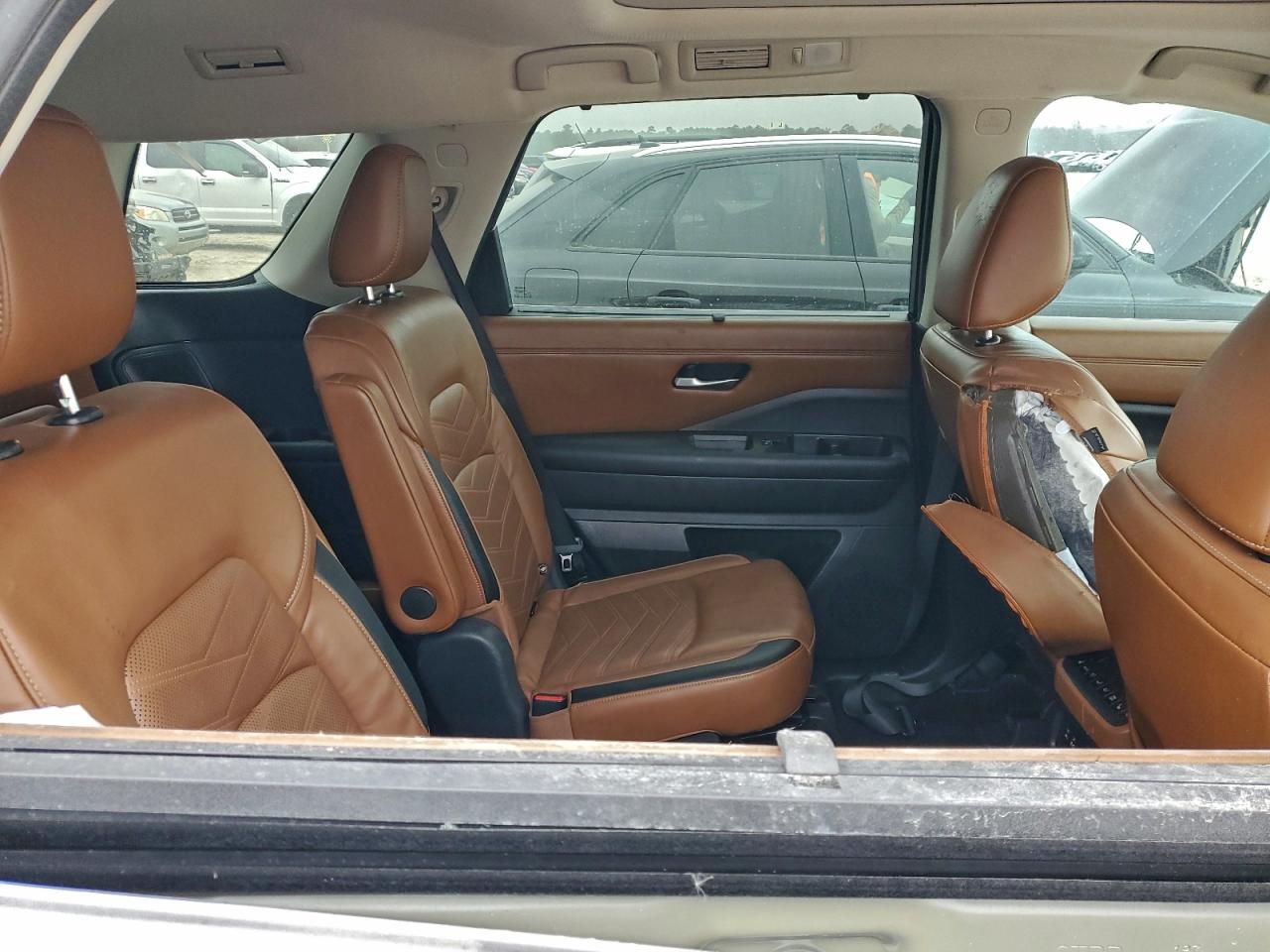 Nissan Pathfinder Platinum Image 12