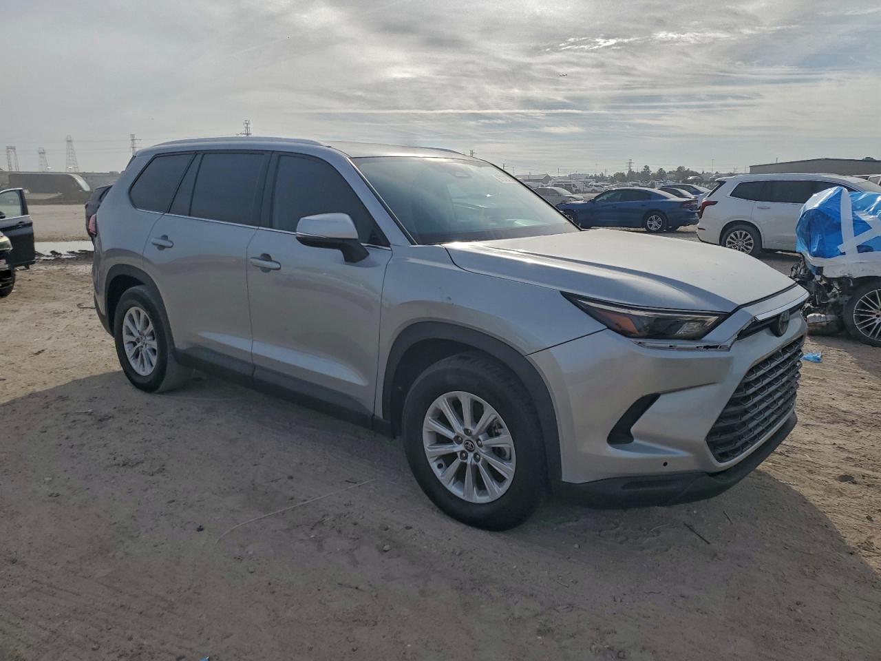 Toyota Grand High Xle Image 3