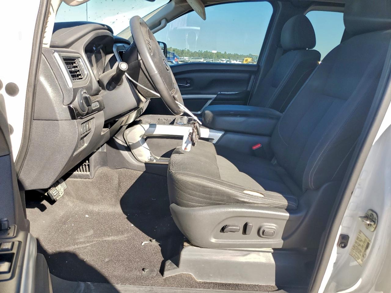 Nissan Titan Sv Image 7