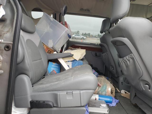 Chrysler Minivan Limited Image 11