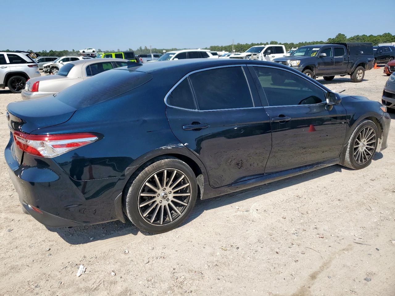 Toyota Camry L Image 6