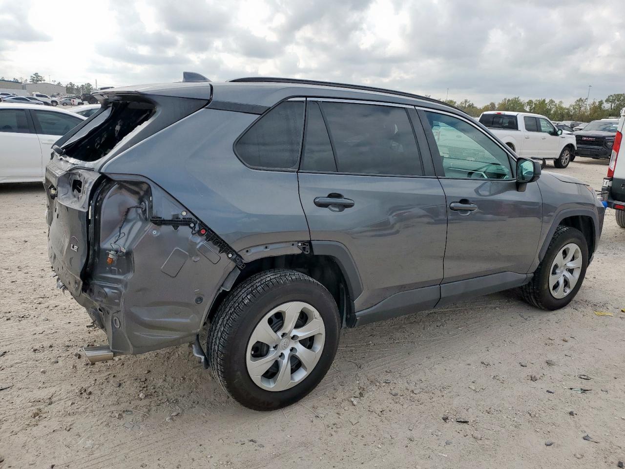 Toyota RAV4 Le Image 2