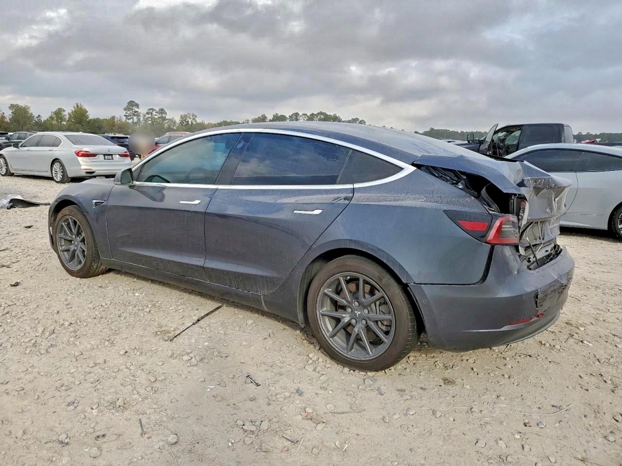 Tesla Model 3 Image 11