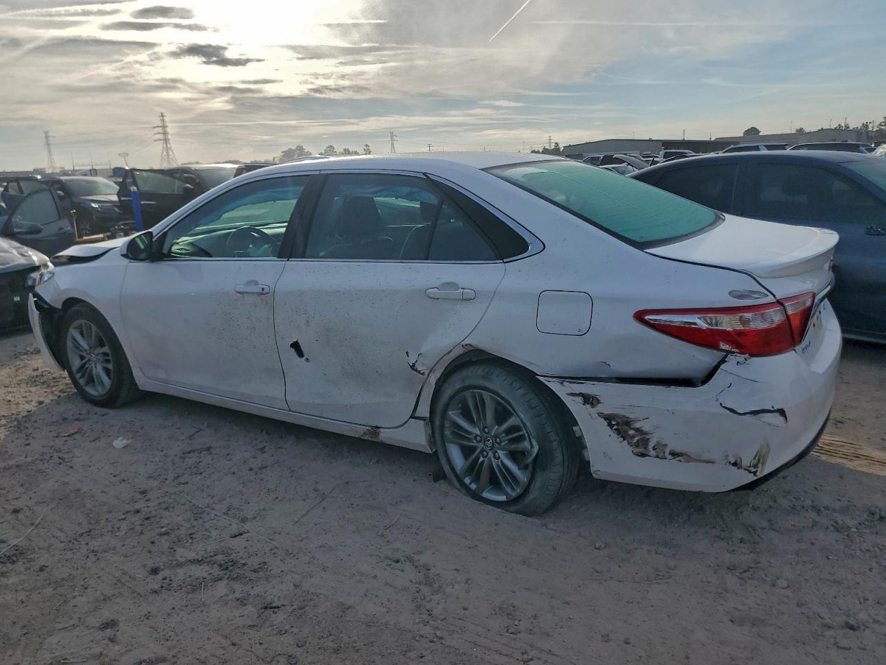 Toyota Camry Le Image 3