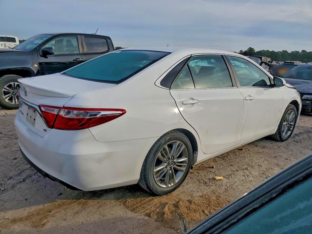 Toyota Camry Le Image 2